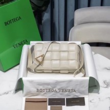 Top Bottega Veneta PADDED CASSETTE BAG 591970 PLASTER BV26He97