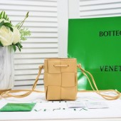 Bottega Veneta Mini intreccio leather crossbody bucket bag 680217 Porridge BV748BM34