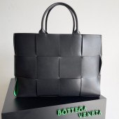 Bottega Veneta ARCO TOTE Large intrecciato grained leather tote bag 652868 black BV22vN22